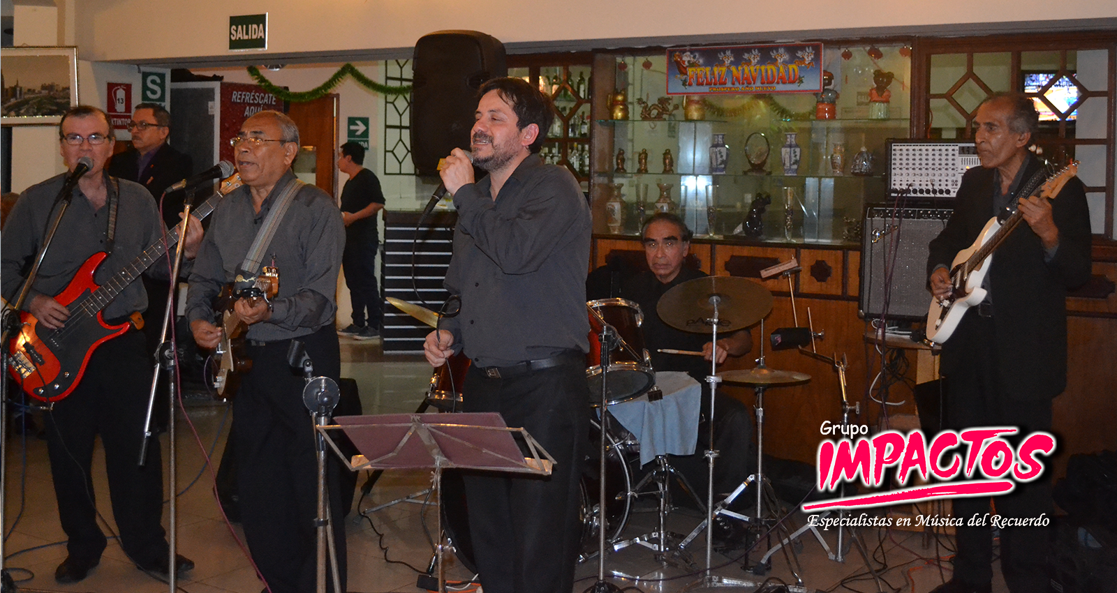 Grupo IMPACTOS interpretando música del recuerdo en vivo - fotografía 6